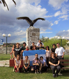 ADNTIIC 2011 :: Argentina :: Sierras de Córdoba :: Valle de Punilla :: Huerta Grande :: Participants under the "condor" monumnet